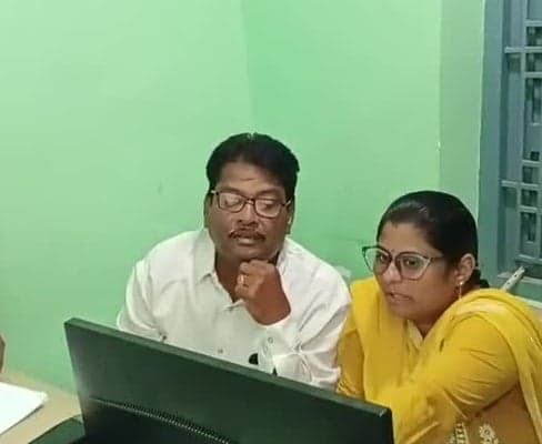 ఉంగుటూరులో రెండు విధాలుగా ఓటరు జాబితా - Udayam