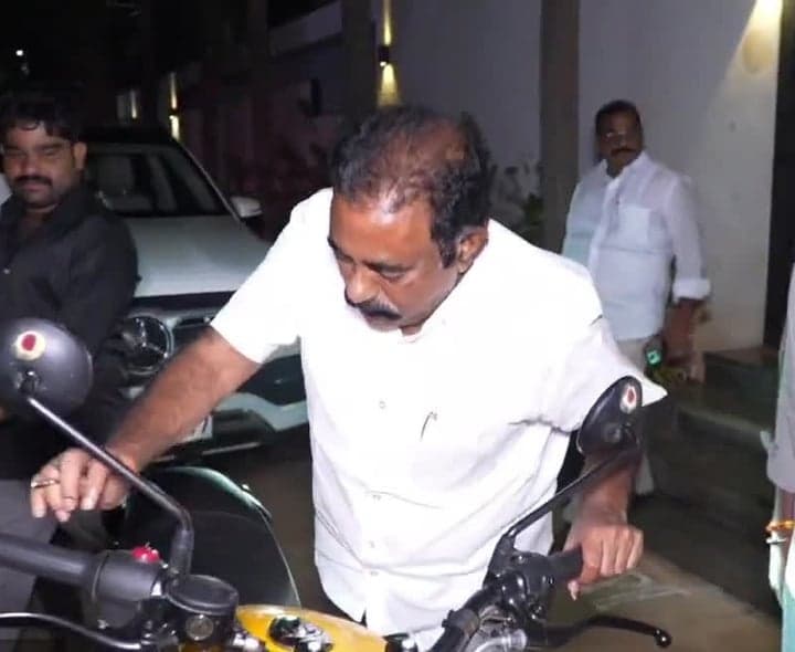 అభిమాని బైక్ నడిపిన ఎమ్మెల్యే - Udayam