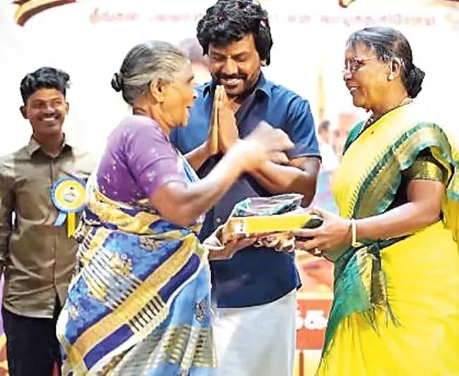 మహిళలకు లారెన్స్ పట్టు చీరలు - Udayam