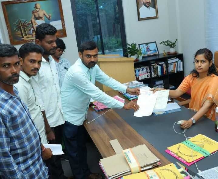 అంగన్వాడీ పోస్టుపై గ్రామస్థుల అభ్యంతరం - Udayam