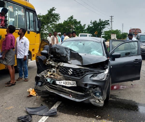హైవేపై కారును ఢీకొట్టిన స్కూల్ బస్సు - Udayam Digital