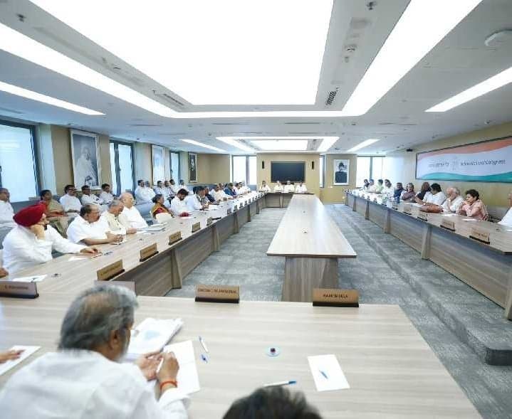 CWC సమావేశంలో మంత్రి దామోదర్ - Udayam