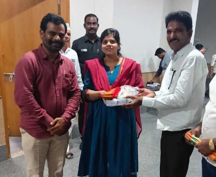 కలెక్టర్ ఇలా త్రిపాఠిని కలిసిన PRTU TS - Udayam