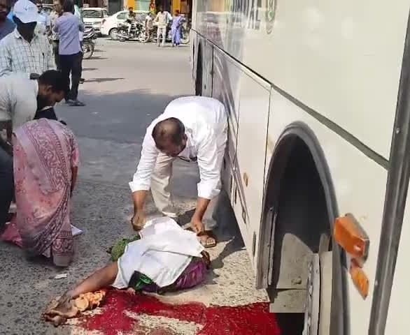 మెట్పల్లిలో ఆర్టీసీ బస్సు ఢీకొని మహిళకు తీవ్ర గాయాలు - Udayam
