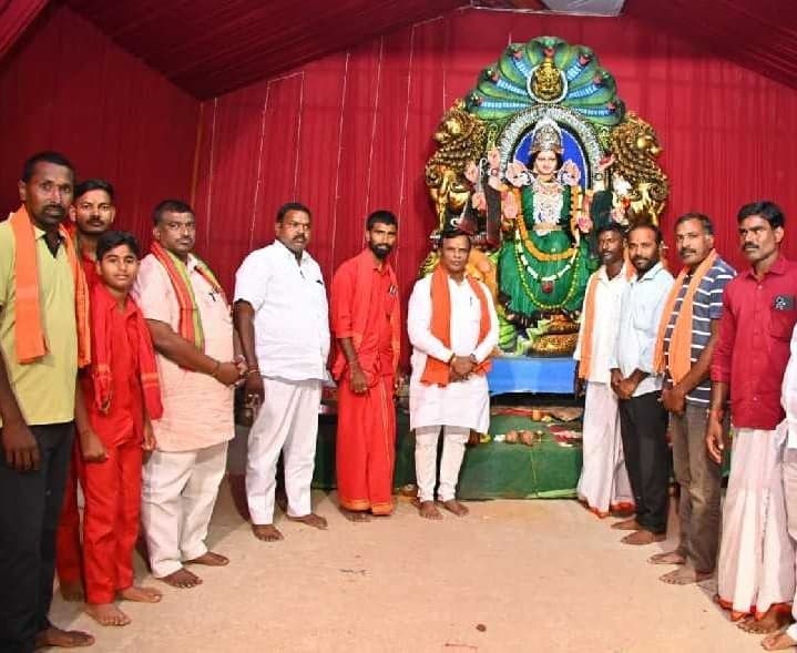 ఎల్లారెడ్డిపల్లిలో దుర్గమ్మకు తొలి పట్టు చీర సమర్పణ - Udayam