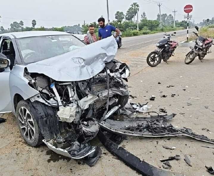 ఏ.కొండూరులో రెండు కార్లు ఢీ - Udayam