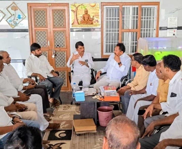 వైసీపీ నాయకులకు అండగా ఉంటాం - Udayam