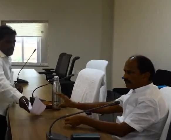 ములుగు ప్రజావాణికి 14 దరఖాస్తులు - Udayam