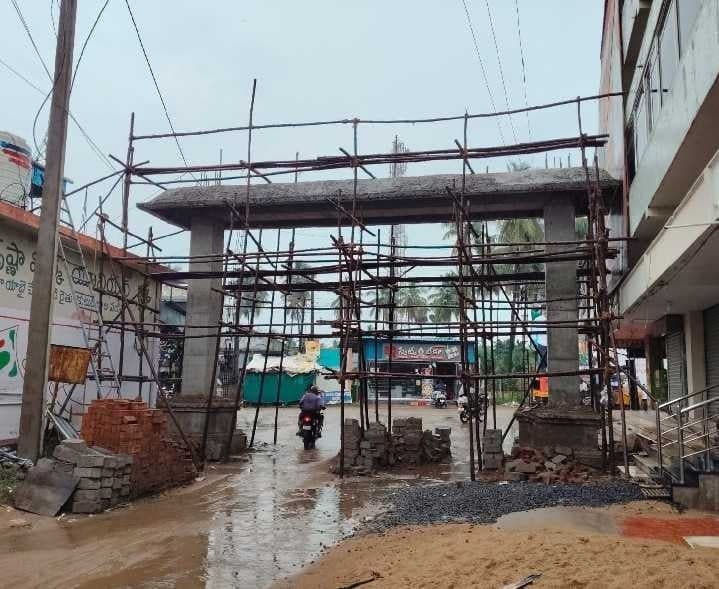 ఆర్టీసీ బస్టాండ్ మార్గంలో ప్రయాణికుల అవస్థలు - Udayam
