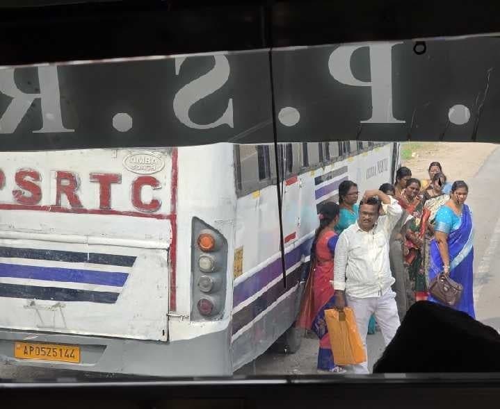 గంట గడిచినా రాని ఆర్టీసీ బస్సు - Udayam