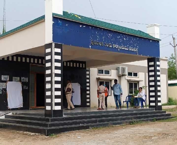 చీమకుర్తిలో ఓటర్ స్లిప్పుల పంపిణీ - Udayam