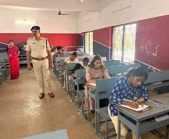 అమరవీరుల సంస్మరణలో వ్యాసరచనా పోటీలు - Udayam
