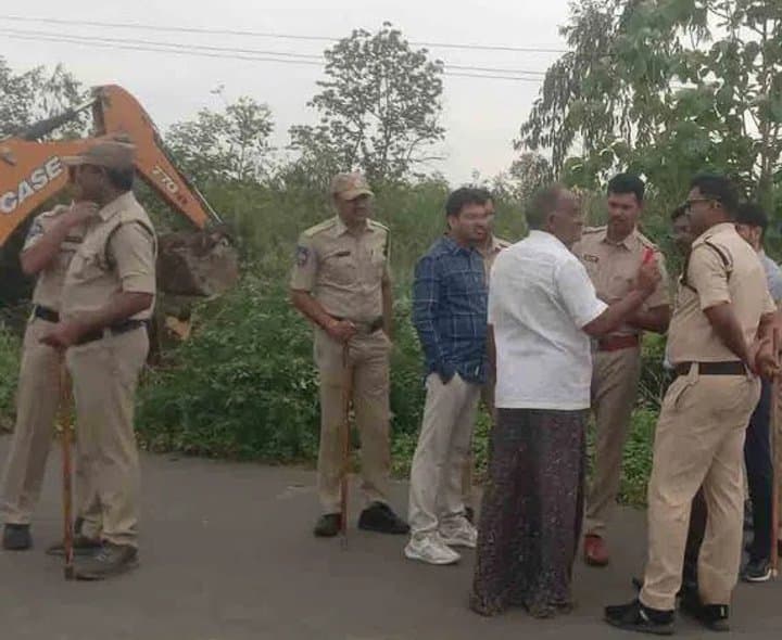 కోర్టు తీర్పు తర్వాతే హైవే పనులు: రైతులు - Udayam Digital