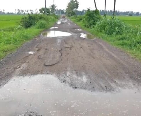 మరమ్మతులకు నోచుకోని మంగళాపురం రోడ్డు - Udayam
