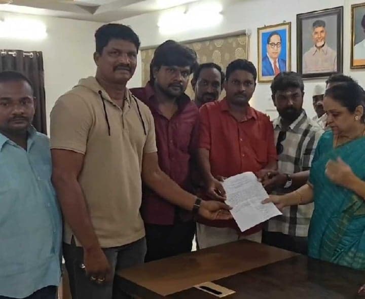 ఆర్డీవోకు జర్నలిస్టుల వినతి - Udayam
