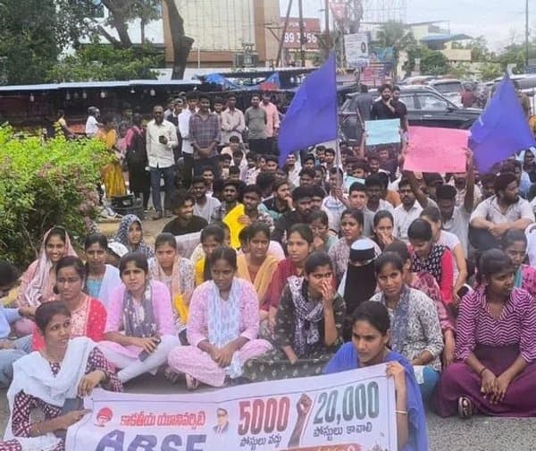 నిరుద్యోగులను మోసం చేస్తున్న సీఎం - Udayam Digital