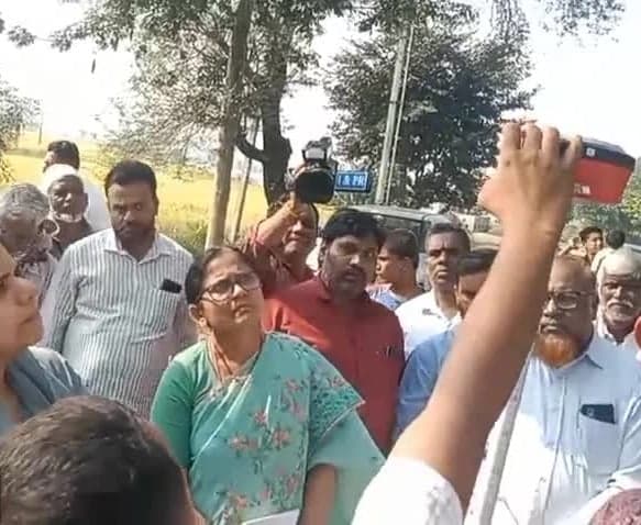 రీ-సర్వేలో పొరపాట్లకు తావివ్వొద్దు: కలెక్టర్ - Udayam