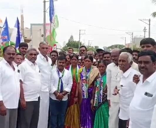 మహమ్మదాబాద్ క్రాస్లో వైసీపీ ప్రచారం - Udayam