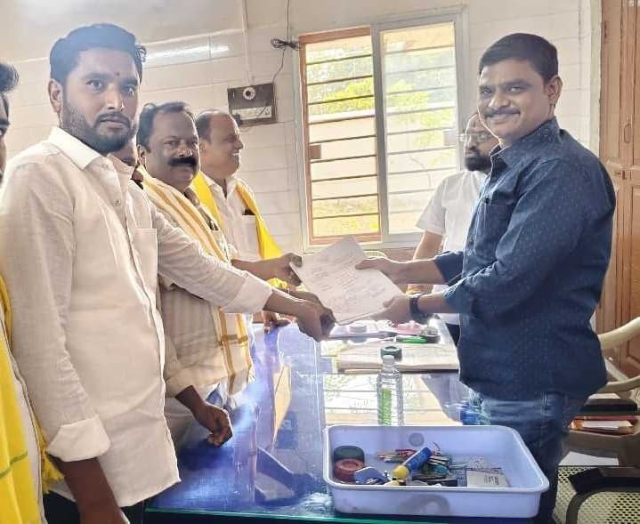 రాయదుర్గంలో 12 స్థానాలకు 11 నామినేషన్లు - Udayam