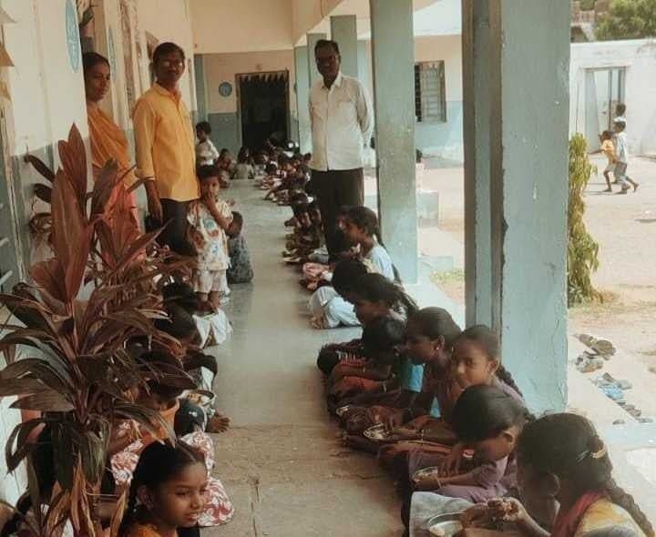 హిందూపూర్ పాఠశాలలో ఎంఈవో ఆకస్మిక తనిఖీ - Udayam