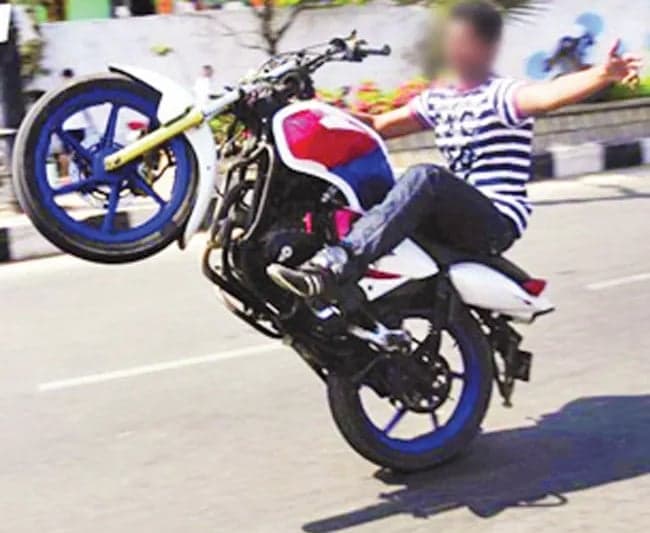సోషల్ మీడియా రీల్స్.. దారితప్పుతున్న యువత - Udayam