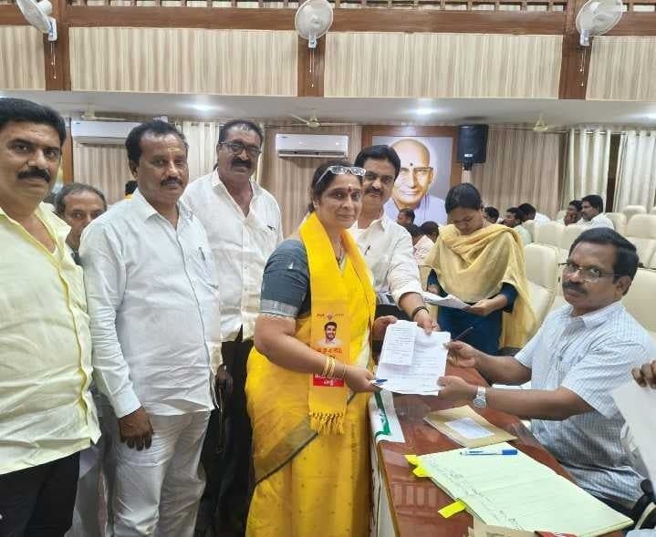 అవనిగడ్డ జడ్పీటీసీగా విక్కుర్తి జయలక్ష్మి పోటీ - Udayam