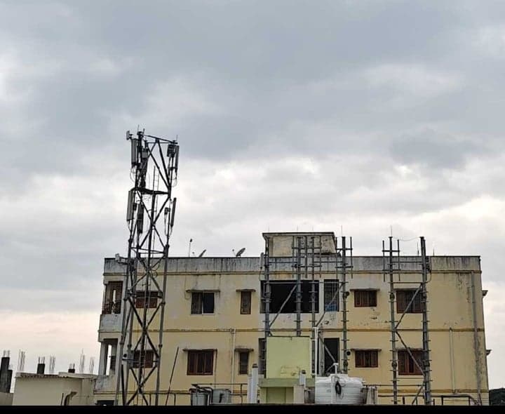 తణుకులో మొబైల్ నెట్వర్క్కు అంతరాయం - Udayam
