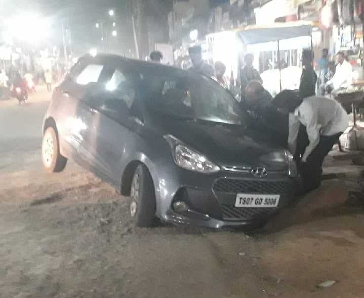 ఖానాపూర్లో డ్రైనేజీలోకి దూసుకెళ్లిన కారు - Udayam