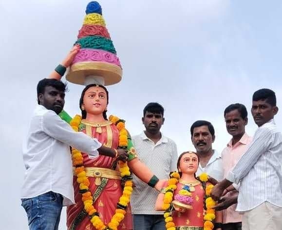 గోరికొత్తపల్లిలో బతుకమ్మ విగ్రహావిష్కరణ - Udayam