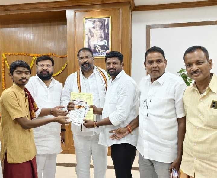 దేవేంద్రాచారి ఆరాధనకు మంత్రికి ఆహ్వానం - Udayam