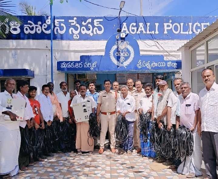 ఆగలిలో రైతులకు రికవరీ సొత్తు అందజేత - Udayam