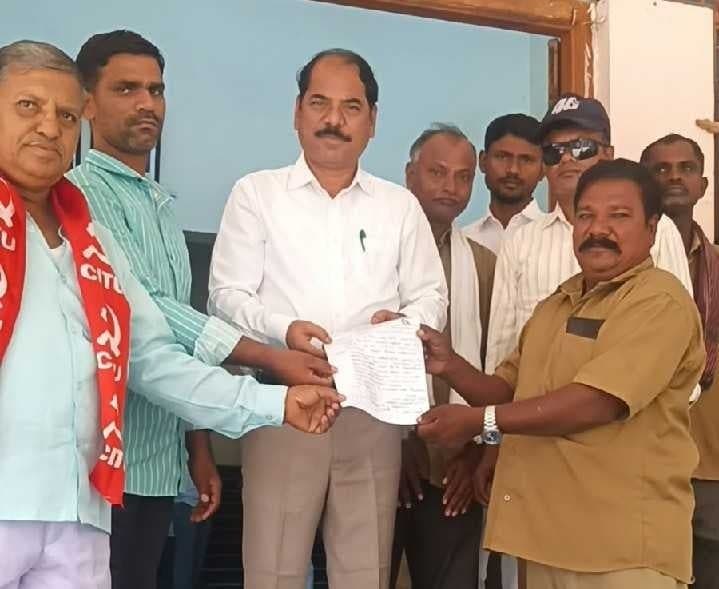 మున్సిపల్ కార్మికుల సమస్యలు పరిష్కరించాలి - Udayam