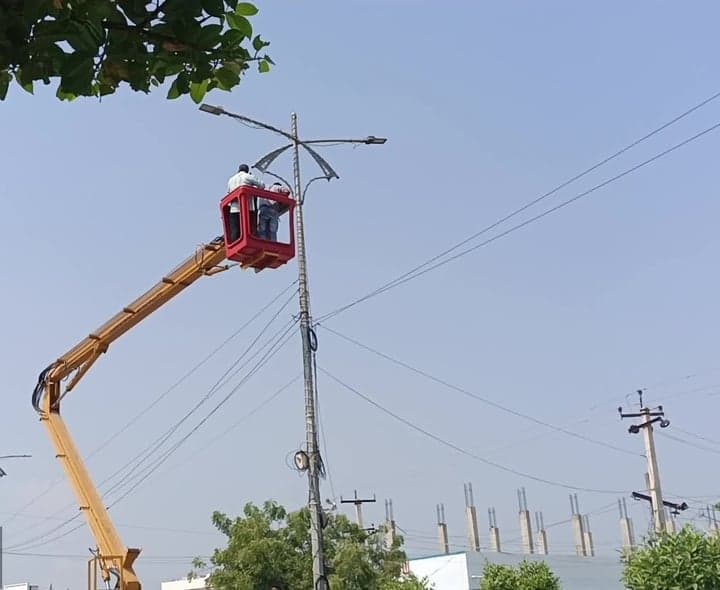 హుజురాబాద్–జమ్మికుంట రోడ్డుపై లైట్ల మరమ్మతులు - Udayam