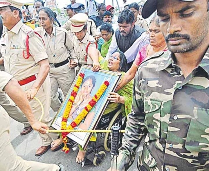 విజయవాడలో మహిళ వీల్చైర్ యాత్రను పోలీసులు అడ్డుకున్నారు - Udayam