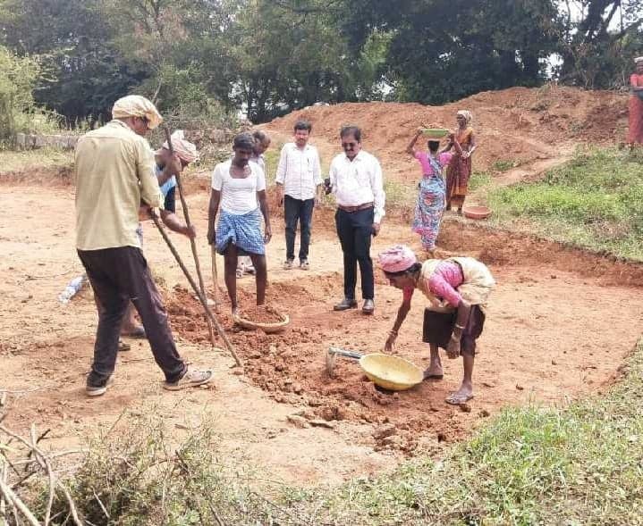 బొస్సినికుంట చెరువు పూడికతీత పనుల పరిశీలన - Udayam