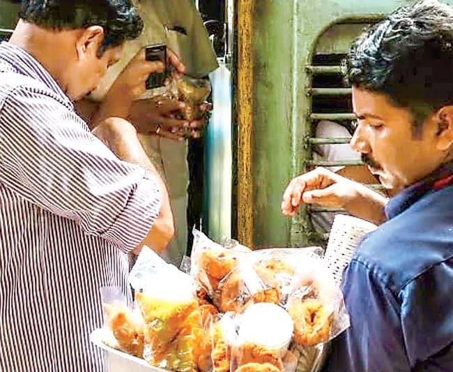 విజయవాడ రైల్వే స్టేషన్లో ఆహార నాణ్యతపై ఫిర్యాదులు - Udayam