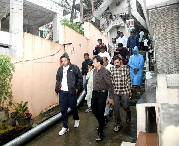 వెస్ట్, నార్త్ జోన్లలో కమిషనర్ పర్యటన - Udayam