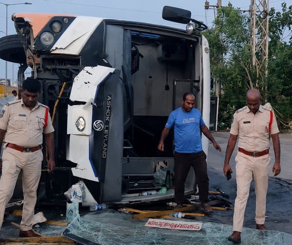 ఆర్టీసీ బస్సు బోల్తా - Udayam Digital