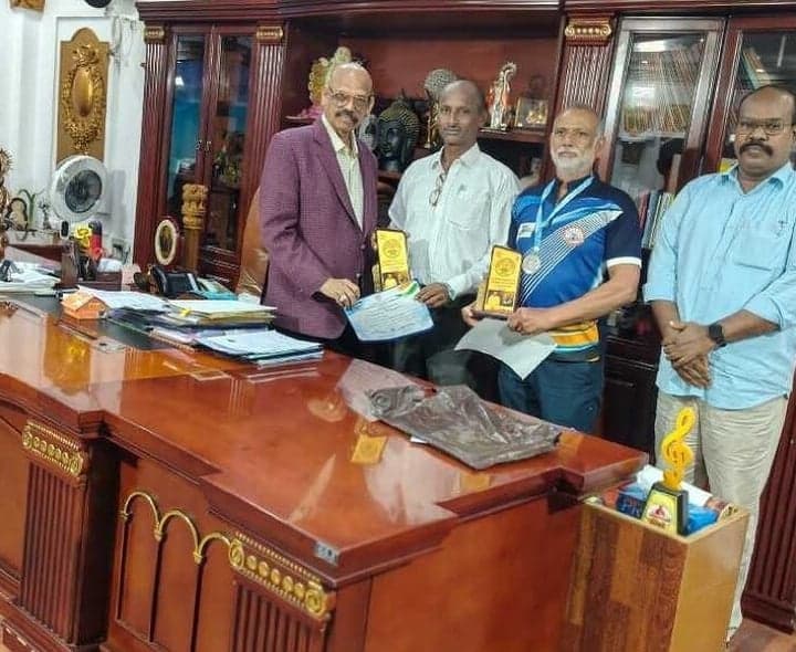 స్విమ్మింగ్లో రజతం సాధించిన గఫూర్కు అభినందనలు - Udayam
