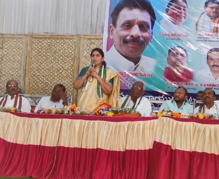 రేషన్ డీలర్ల సమస్యలు పరిష్కరించాలి: చంద్రావతి - Udayam