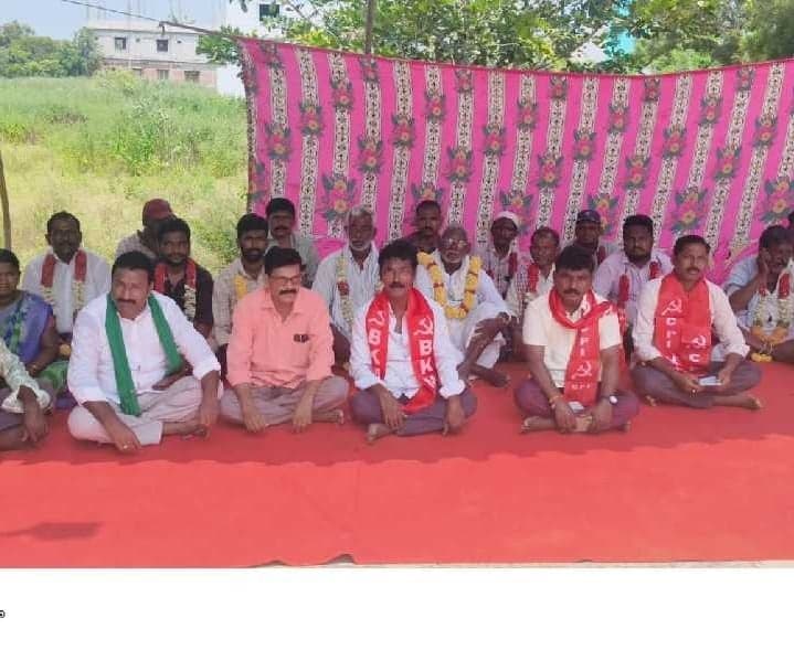 మహానందిలో వీఆర్ఏల నిరసన - Udayam
