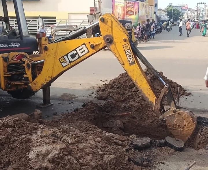నర్సీపట్నంలో మంచినీటి పైపులైన్ లీకేజీకి మరమ్మతులు - Udayam
