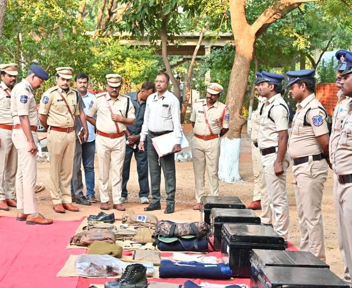 పోచంపల్లి పోలీస్ స్టేషన్ను తనిఖీ చేసిన డీఐజీ, ఎస్పీ - gallery image 2