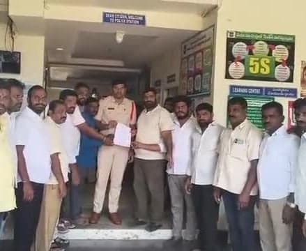 కానిస్టేబుల్పై చర్యలు తీసుకోవాలని ఫిర్యాదు - Udayam