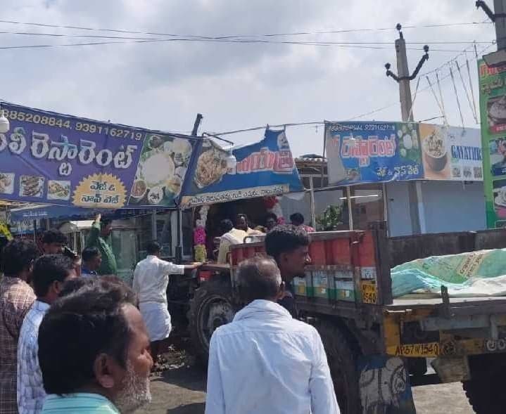 చెల్లారెడ్డిపాలెంలో ట్రాక్టర్ బీభత్సం - Udayam