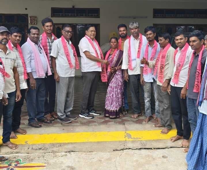 బీఆర్ఎస్లో చేరిన కాంగ్రెస్ ఉపసర్పంచ్ - Udayam