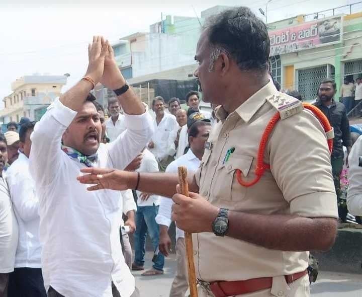 వినుకొండలో సీఐకి చేతులెత్తి మొక్కిన YCP నేత - Udayam