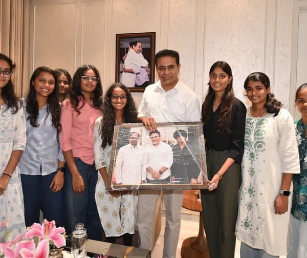 మహిళా ఇంజనీరింగ్ కళాశాల విద్యార్థులతో కేటీఆర్ భేటీ - Udayam Digital
