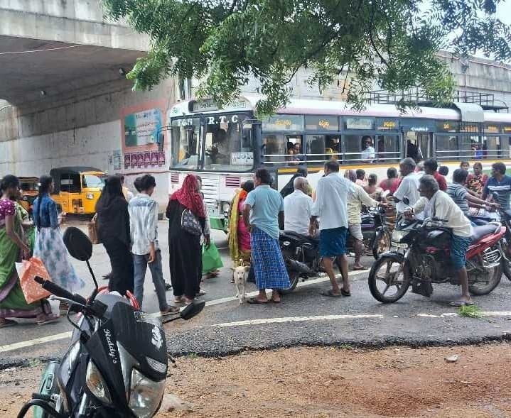 మోతేలో బస్సుల వేళల్లో గందరగోళం - Udayam