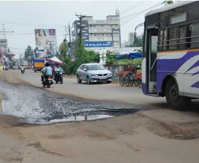 కైకలూరులో మెయిన్ రోడ్డుపై ప్రమాదకర గోతులు - Udayam